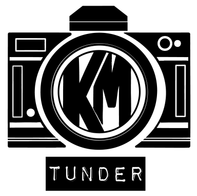 Logo der Firma, eine stilisierte Kamera mit dem Namen darunter. 